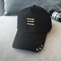 Casquette de baseball noire mercerisée avec barres dorées et anneaux argentés - Noir