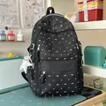 Gedetailleerd overzicht van een zwarte schoolrugzak met leuke witte strikpatronen - Met Hanger / Zwart