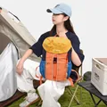 Scène de camping avec mannequin portant un sac à dos décontracté multicolore grande capacité - Avec Pendentif / Orange Coucher de Soleil