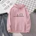 Λεπτομερής προβολή ροζ φούτερ με επένδυση fleece και γραφικό τύπωμα ECG καρδιάς - Ροζ του Λωτού