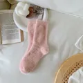 Calcetines de terciopelo de mink rosa suave con textura peluda acogedora - Talla única / Rosa Claro