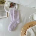 Calcetines suaves de terciopelo de visón lavanda para mujer en un ambiente hogareño acogedor - Talla única / Violeta Claro