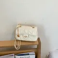 Crèmekleurige gewatteerde lakleren tas met goudkleurige ketting en draaisluiting - Wit