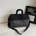 Détail du sac de voyage noir montrant le tissu quadrillé et les poignées - Noir