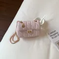 SKU-variant van de elegante roze gewatteerde leren schoudertas met gouden kettingriem detail - Roze