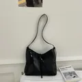 Λεπτομέρεια μαύρης χειροποίητης πλεκτής τσάντας ώμου με λεπτή υφή και μακριά λουριά - Μαύρο