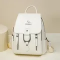 Elegante zaino in pelle bianca da donna con dettaglio fibbia in metallo minimalista. - Bianco avorio