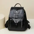 Dettaglio ravvicinato dello zaino vintage in pelle nera con logo canguro e fibbia metallo - Nero