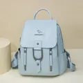 Dettaglio di uno zaino da donna azzurro in ecopelle, stile vintage e minimalista - Blu