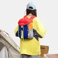 Vue détaillée d'un sac à dos d'extérieur multicolore porté lors d'une séance de camping - Avec Pendentif / Bleu Baie