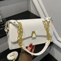 Sac à bandoulière rectangulaire blanc élégant avec chaîne dorée décorative et fermoir métal - Blanc