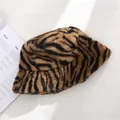 Vue détaillée d'un bob en peluche à motif zébré marron et noir pour l'hiver au chaud - 55-58cm / Curcuma