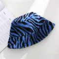 Gros plan de qualité d'un chapeau bob en peluche à motif zèbre bleu et noir pour l'hiver - 55-58cm / Bleu