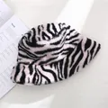 Vue rapprochée d'un chapeau bob en peluche à motif zèbre rose et noir pour femmes. - 55-58cm / Rose
