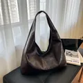 Vintage braune Hobo-Tasche für Damen mit großer Kapazität und glänzendem Öl-Wachs-Leder - Kaffeebraun