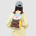 Detailansicht eines bunten Rucksacks im Forest-Stil mit Logo auf dem Rücken des Models. - Begonie Braun Mix