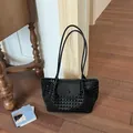 Einfache schwarze gewebte Schultertasche mit Lederklappe und Knopfverschluss - Schwarz