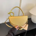 Detailansicht der stylischen goldenen Satteltasche mit einzigartigem Ringgriff-Design - Gold
