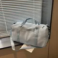 Primer plano de bolsa de viaje azul claro de gran capacidad con motivos de estrellas y luna - Azul