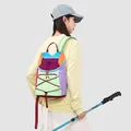 Outdoor-Ansicht eines leichten bunten Rucksacks, getragen von einer Wanderin mit Ausrüstung - Traube Grün Mix