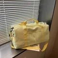 Detalle de un bolso de viaje amarillo grande con estampado de luna y estrellas - Amarillo