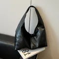 Grand sac hobo noir en cuir froissé brillant pour femmes avec une bandoulière épaule - Noir