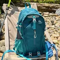 Hochwertige Detailansicht des türkisfarbenen Wanderrucksacks in felsiger Landschaft - Seeblau