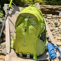 Grand sac à dos de randonnée vert citron dans un cadre de camping en plein air avec équipement - Vert Fluorescent