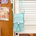 Vista dettagliata della borsa porta cellulare in nylon verde menta con tasca a rete. - Verde