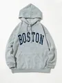 Primer plano de una sudadera gris oversize con estampado de letras BOSTON en azul. - S / Tops / Gris