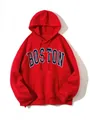 Vista detallada de la sudadera roja con capucha y letras Boston en color azul - S / Tops / Rojo