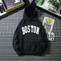 Vista detallada de una sudadera con capucha negra de gran tamaño con estampado Boston - S / Tops / Negro