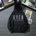Primer plano de sudadera negra oversize con estampado blanco 'OVER THINKING' - S / Tops / Negro