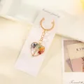 Herzförmiger Lebensbaum-Schlüsselanhänger mit bunten Naturkristallen auf Displaykarte. - Herz Gold / 3cm