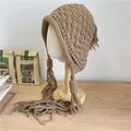 Handgestrickte Wintermütze mit Ohrenklappen, langen Quasten und grober Strickoptik - 56-60cm / Khaki