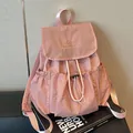 Mochila rosa claro con cordón y pliegues, correas ajustables y asa superior fija - Rosa