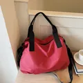 Borsa da viaggio capiente a quadri rossi con robusti manici neri per palestra e fine settimana - Rosso