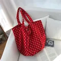 Κόκκινη γυναικεία πουά τσάντα tote σε φωτεινό σκηνικό lifestyle πάνω σε καναπέ - Κόκκινο
