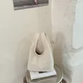 Detailansicht einer cremefarbenen gestreiften Segeltuchtasche mit süßem Herzmuster-Futter - Weiß