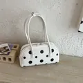 Primer plano de un bolso de hombro blanco retro con lunares en base de piedra - Lunares negros (sin colgante)