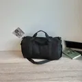 Bolsa de viaje negra de gran capacidad con lunares y correa ajustable para mujer urbana. - Negro