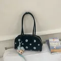 Bolso bowling vintage negro con lunares y colgante de osito en un banco blanco - Negro Con Colgante