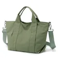 Vista laterale della moderna borsa tote in nylon verde oliva con dettagli cinturino - Verde