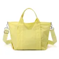 Vista dettagliata di una grande borsa tote in nylon giallo per il pendolarismo - Giallo