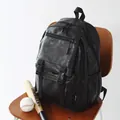 Vista lateral de la mochila retro de cuero negro en silla de madera con béisbol - Negro
