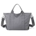 Vista dettagliata della borsa tote grigia grande con tracolla regolabile e trama in nylon. - Grigio