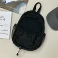 Primer plano de mochila deportiva negra con cordón elástico y bolsillos de malla - Negro