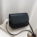 Élégant petit sac à bandoulière carré noir minimaliste avec bandoulière réglable - Noir