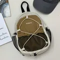Vista detallada de mochila casual para exteriores con bolsillos de malla y cordón elástico - Caqui