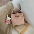 Detailansicht der rosa Beuteltasche aus genarbtem Leder mit silbernem Schloss - Rosa Mit Anhänger